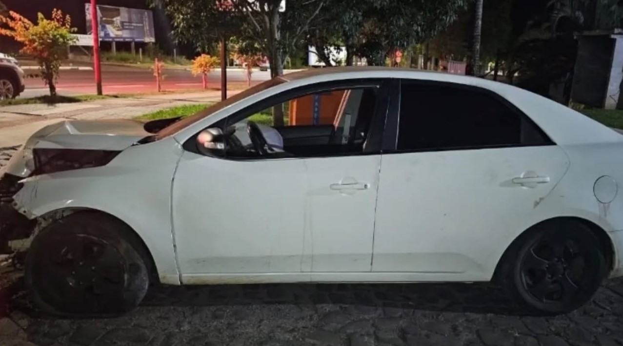 Motorista abandona veículo após colisão contra poste durante a madrugada