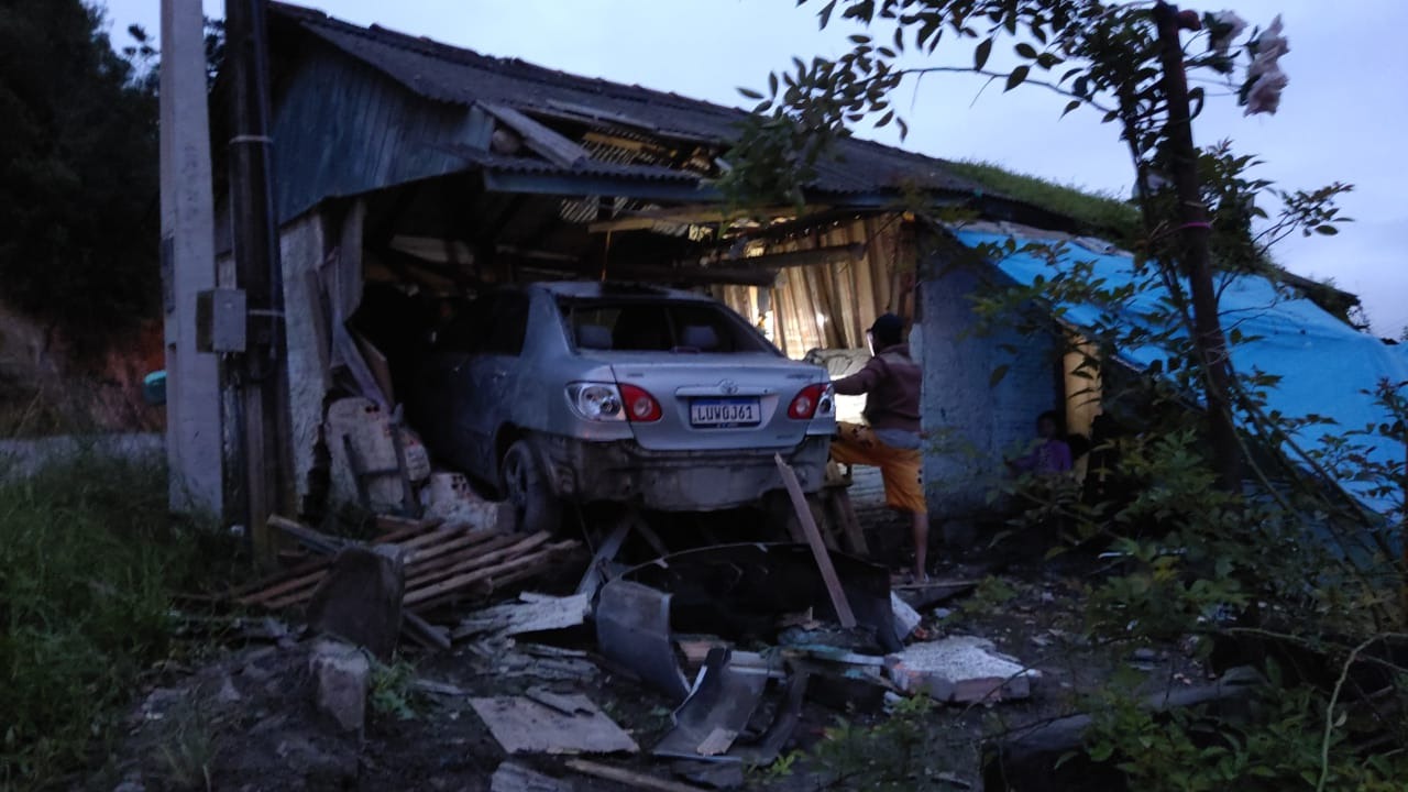 Motorista embriagado colide carro contra residência e fere gestante e três crianças