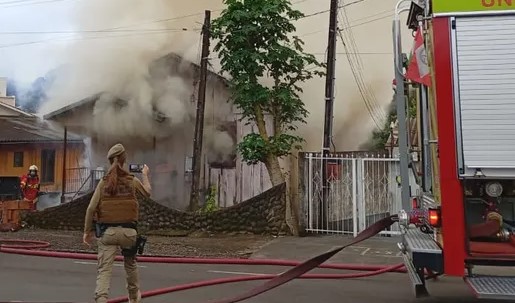 Mulher é presa após incendiar residência e encurralar dois homens