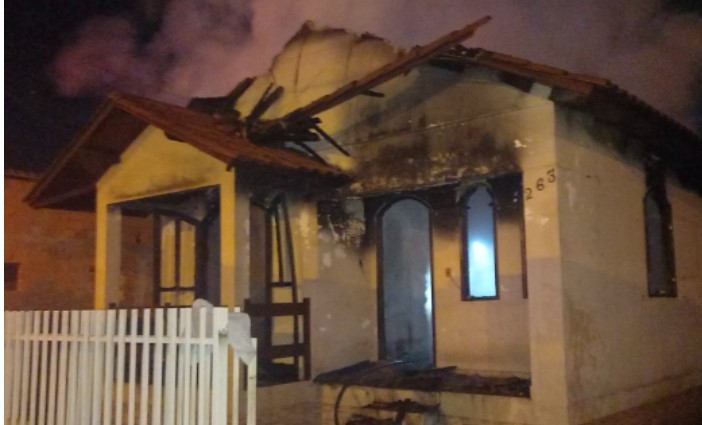 Bebê de 3 meses e avó morrem carbonizadas após pai da criança atear fogo na casa