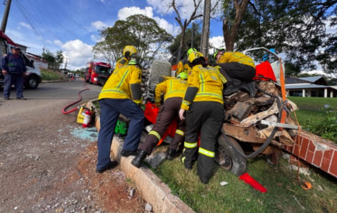 Carro colide contra poste e condutor fica preso nas ferragens no interior