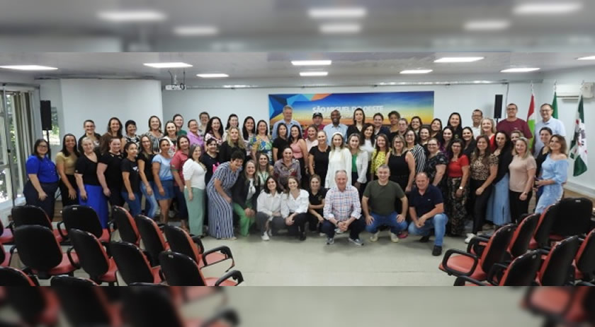 Cerca de 80 servidores da Prefeitura são homenageados