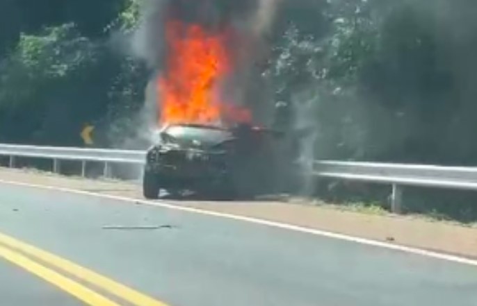 Carro bate em carreta e pega fogo na BR-282
