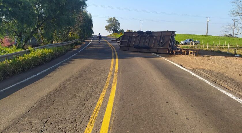 Camionete e reboque carregados com cadeiras tombam na SC 163