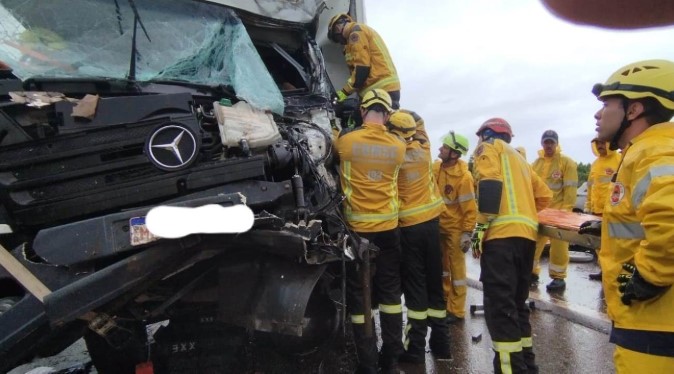 Motorista fica quase duas horas preso nas ferragens após acidente na BR-282
