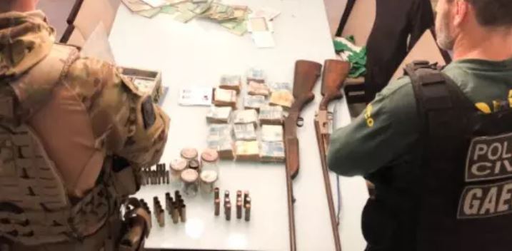 R$ 617 mil, drogas e armas: o que operação apreendeu de facção criminosa de SC; 70 foram presos
