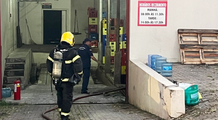 Bombeiros controlam princípio de incêndio em distribuidora de bebidas