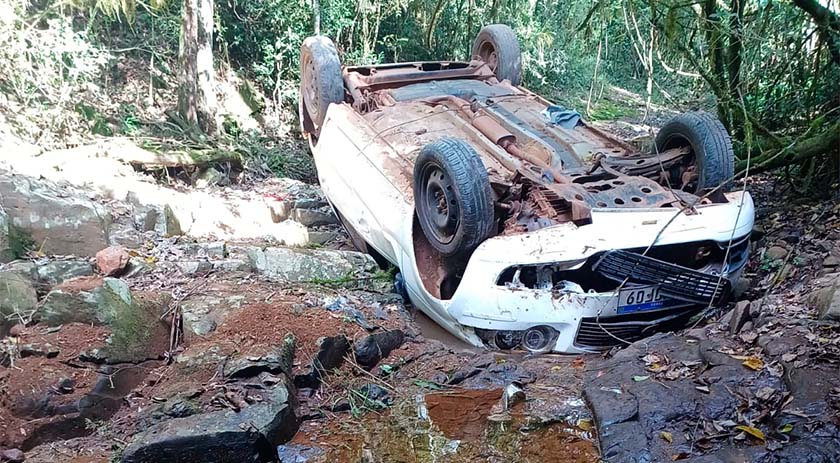 Homem fica ferido após veículo cair de uma ponde de 4 metros de altura
