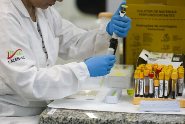 Laboratório Central de Saúde Pública de Santa Catarina ultrapassa 980 mil exames realizados em 2023