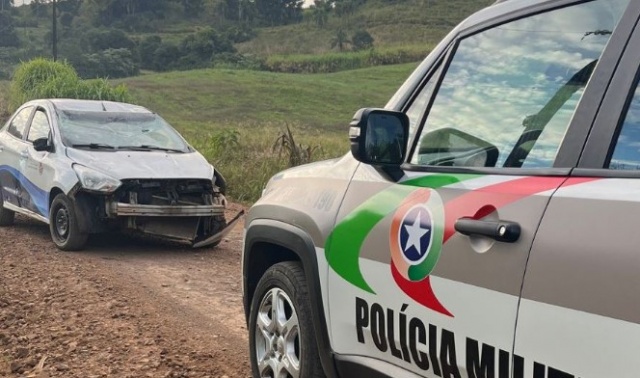 Homem que furtou carro de prefeitura é preso após capotar veículo no Oeste de SC
