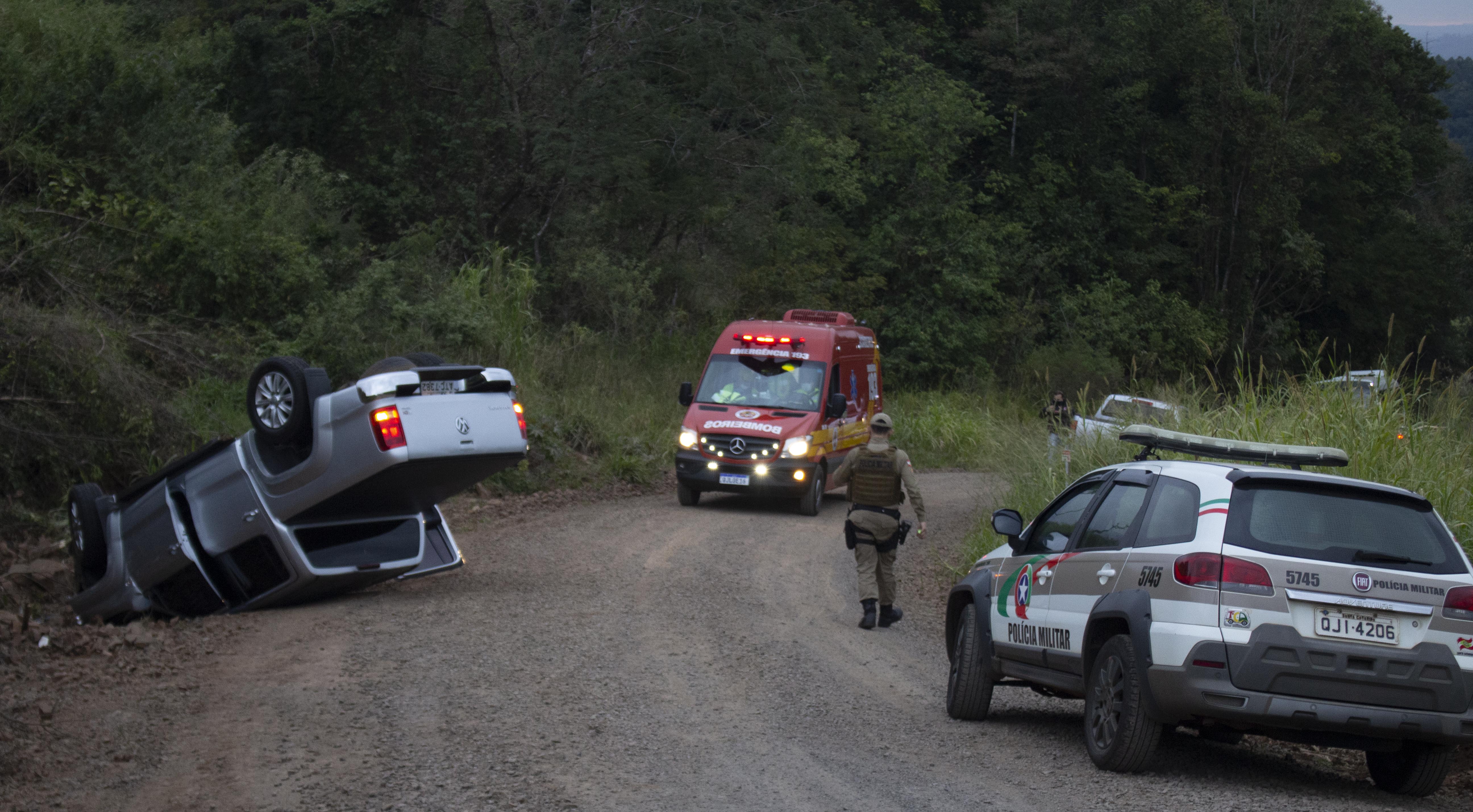 Homem perde o controle da direção de Amarok e salta em barranco na SC 492