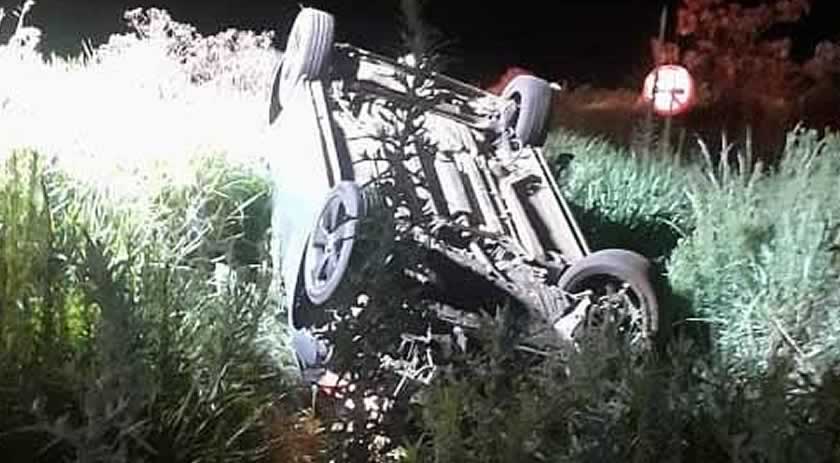 Carro tomba e deixa condutor ferido na SC 160