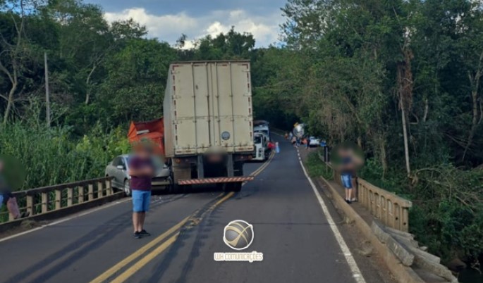 Colisão entre carreta e carro é registrada na SC-161