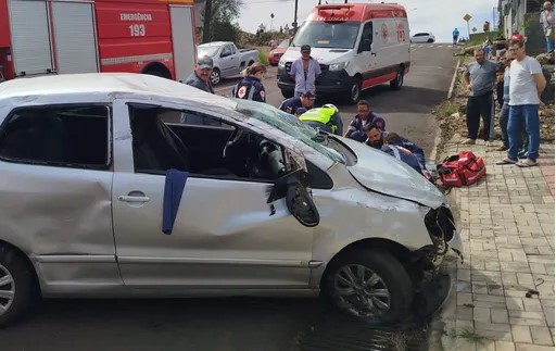 Homem fica ferido em capotamento