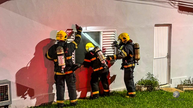 Panela esquecida no fogão causa princípio de incêndio em residência