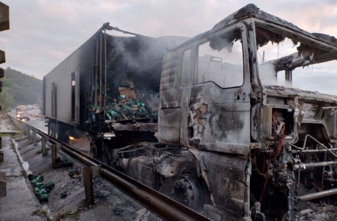 Incêndio afeta cabine de caminhão e deixa carga danificada na BR-101