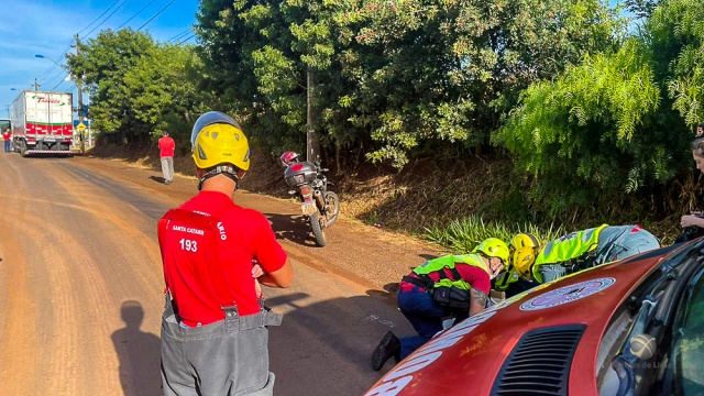 Mulher sofre ferimentos graves em acidente entre moto e carreta
