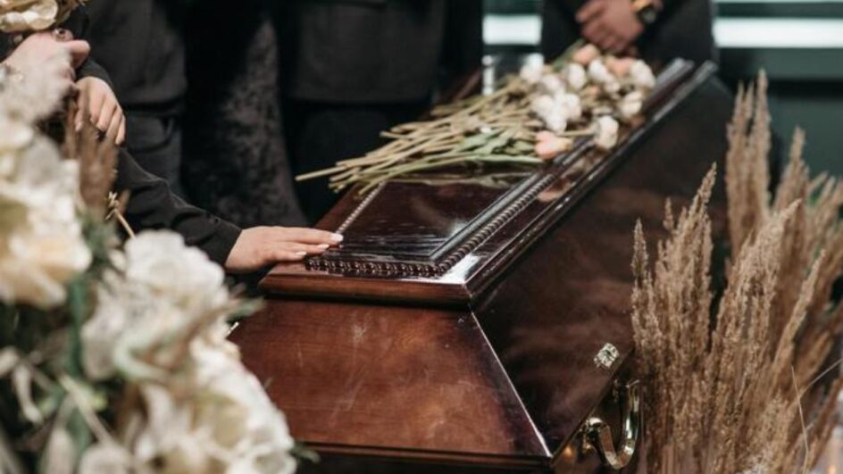 Funerária que parou velório para serrar o caixão é condenada em SC