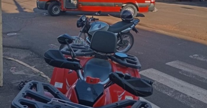Idoso em quadriciclo colide com motocicleta e fica ferido