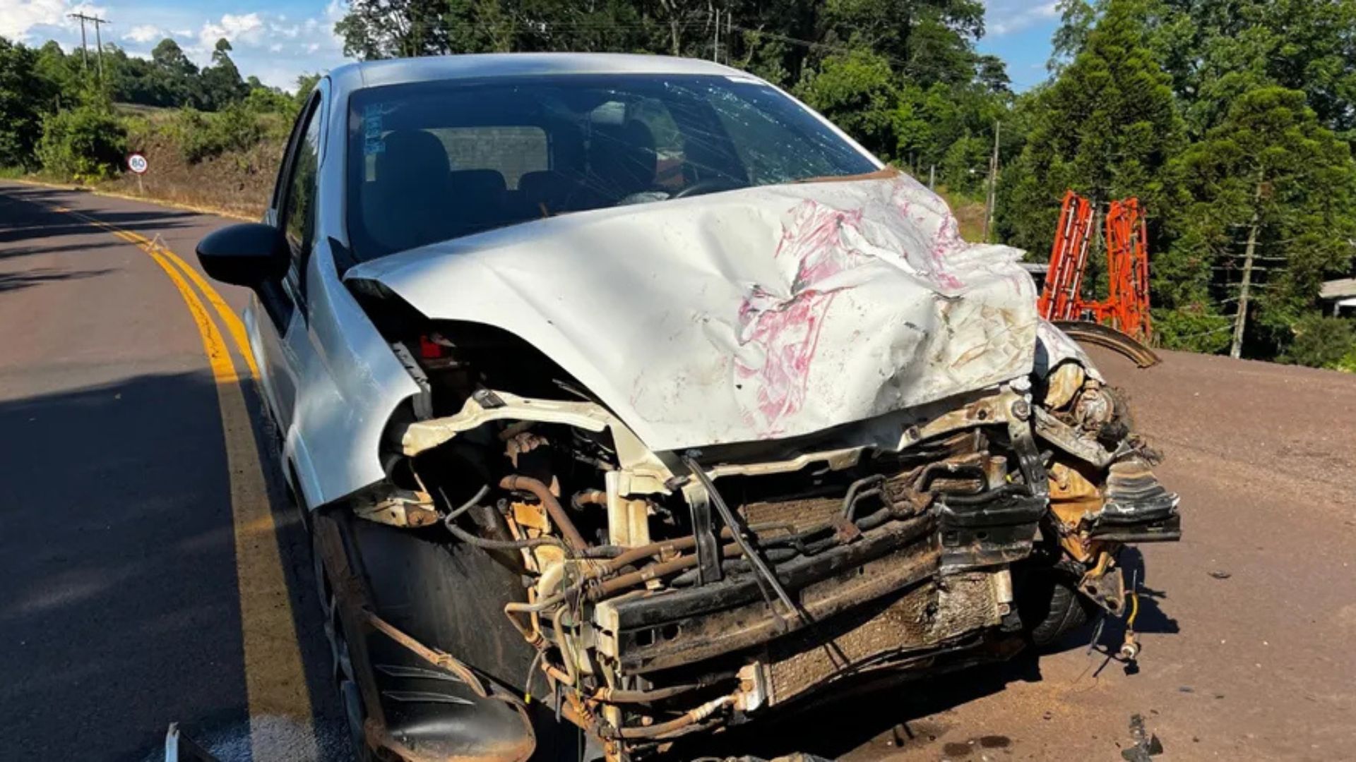 Colisão de carro e camionete deixa dois feridos entre Belmonte e Santa Helena