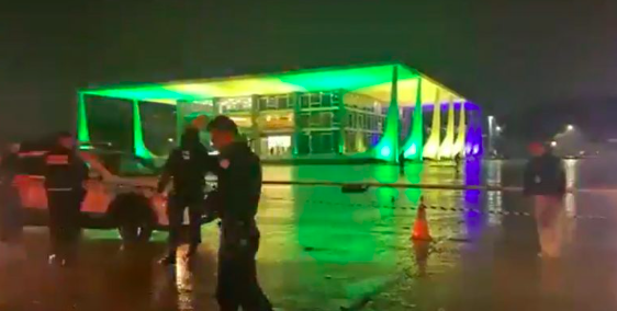 Explosões em frente ao STF deixam uma pessoa morta em Brasília