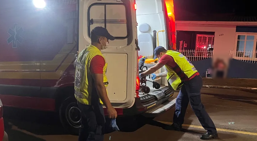 Motociclista fica ferido após colisão com carro no centro