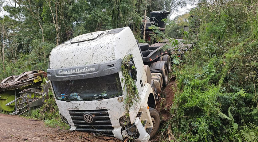 Carreta com colheitadeira sai da pista na BR-153