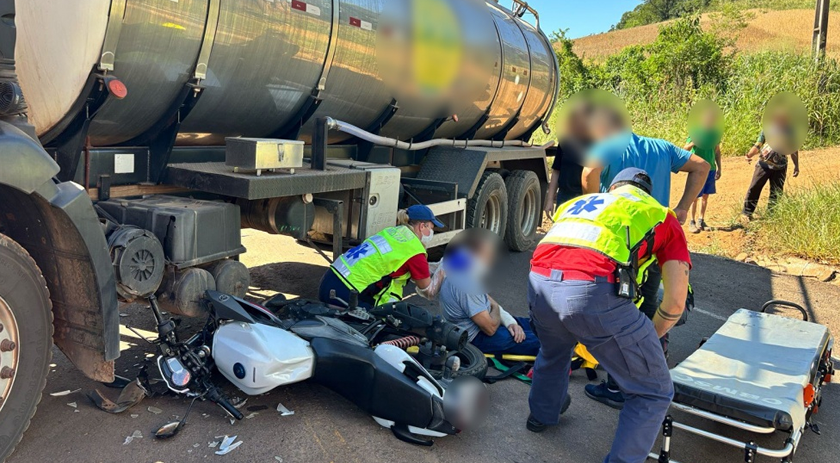 Motociclista fica ferido após colisão com caminhão de leite na BR-282