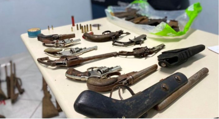 Polícia descobre oficina ilegal de armas de fogo no porão de casa em SC