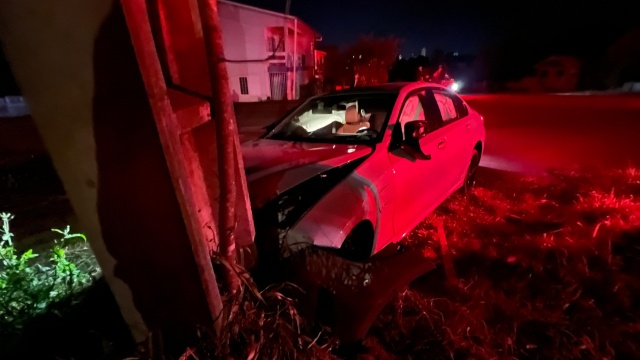 BMW colide em poste e causa queda de energia em bairro