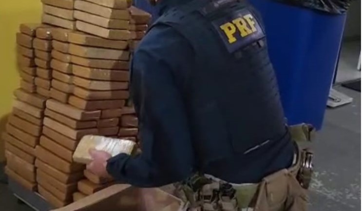 Carro ocupado por homem e adolescente é interceptado com mais de 142 kg de maconha
