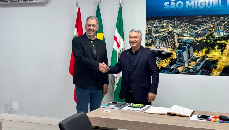Prefeito Zanardi transmite cargo ao vice Carlos Agostini