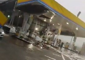 Temporal provoca desabamento de cobertura de posto de combustíveis em SC