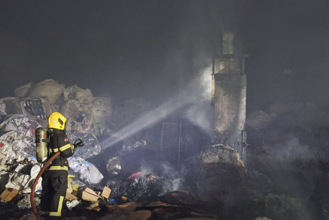 Incêndio atinge depósito de reciclagem e destrói cabine de caminhão