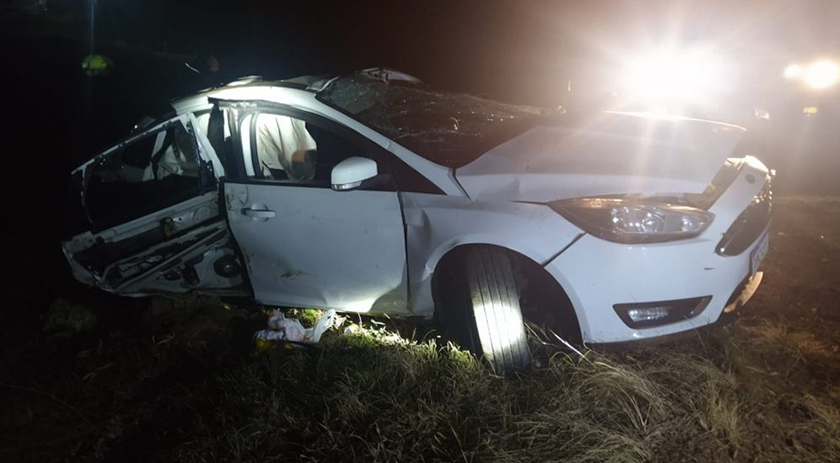 Mulher morre após ser arremessada de carro durante acidente