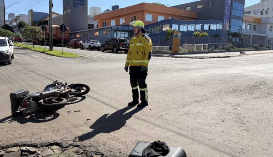 Motociclista fica ferido em colisão com caminhão no centro