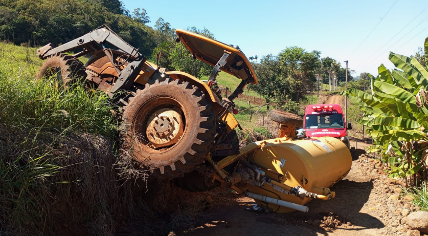 Condutor salta de trator antes de queda em barranco e fica ferido