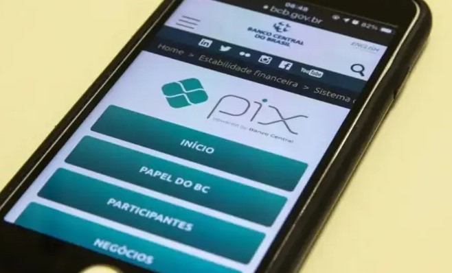 Pix “engole” cédulas e faz Banco Central emitir 31% menos dinheiro físico