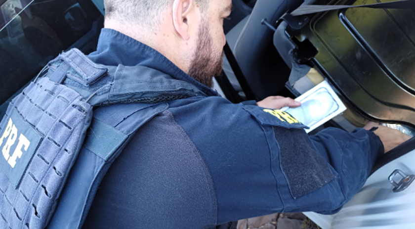 PRF apreende celulares escondidos em compartimentos secretos de carro