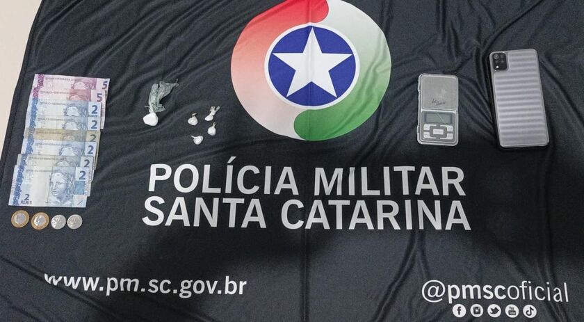 Usuário de drogas é abordado pela PM e entrega traficante, que acaba preso