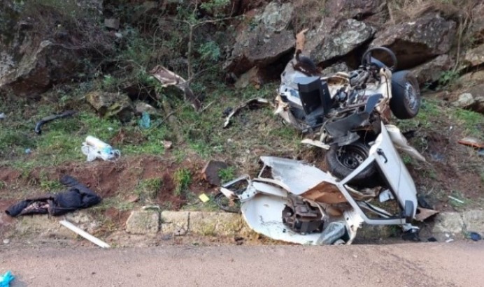 Veículo é partido ao meio após violenta colisão na BR-282