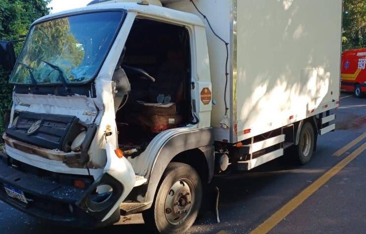 Engavetamento deixa uma pessoa presa nas ferragens na SC-163 no Oeste