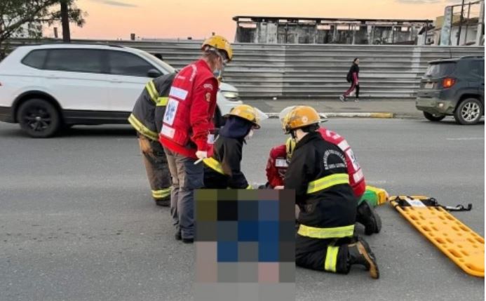 Homem é preso suspeito de jogar namorada para fora de carro em movimento em SC