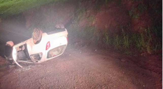 Veículo derruba cerca, invade pátio de empresa e capota