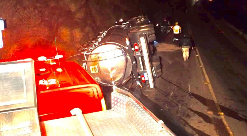 Condutora fica ferida após caminhão leiteiro tombar no trevo de acesso a Barra Bonita