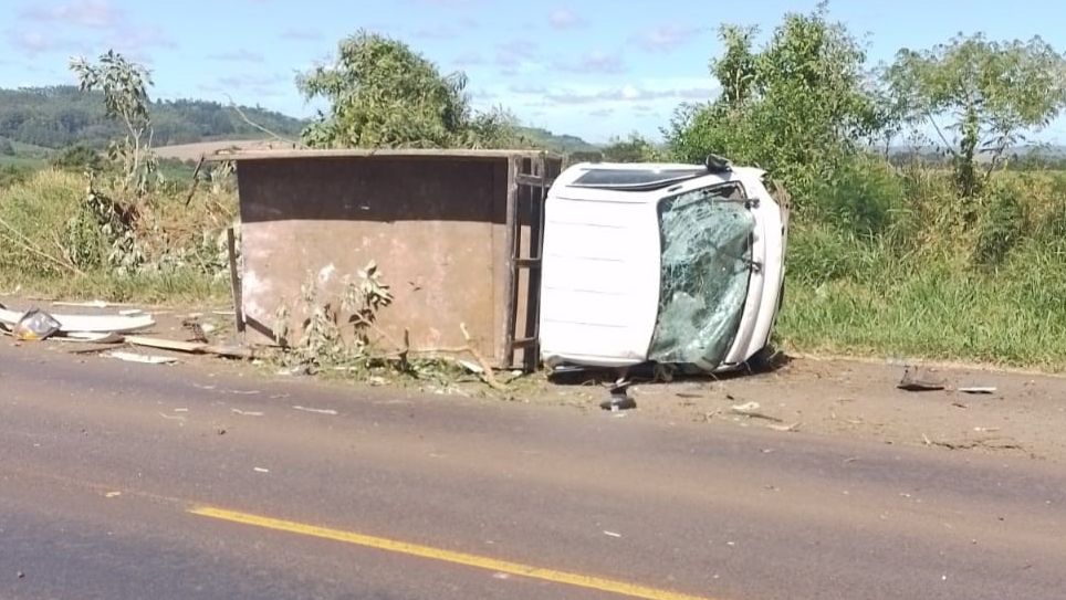 Tombamento de caminhão deixa passageiro ferido em São Lourenço do Oeste