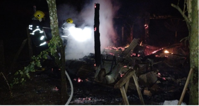 Idoso de 90 anos é encontrado morto dentro de casa em chamas