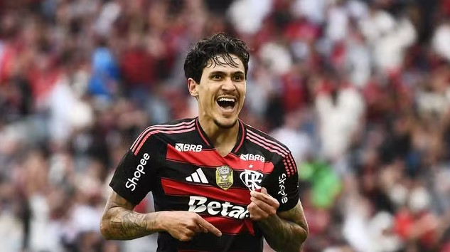 Com brilho de Pedro, Flamengo é letal em erros do Palmeiras e iguala pontuação do líder