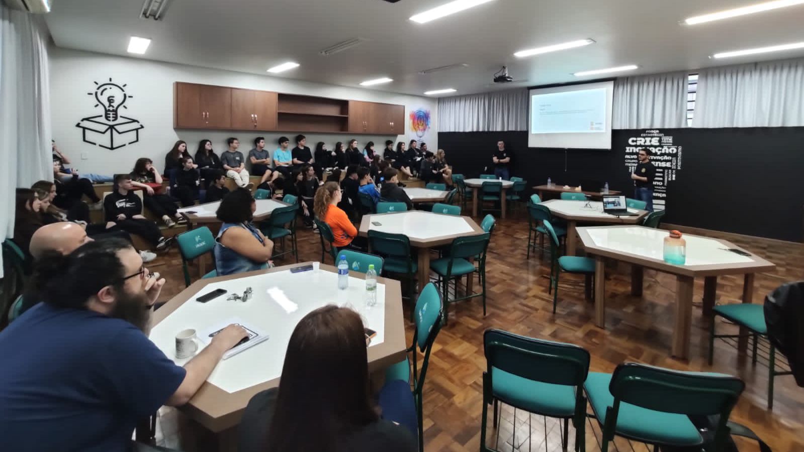 Policiais civis ministram palestra para adolescentes, pais e professores
