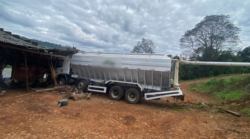 Caminhão desgovernado atropela motorista e atinge galpão